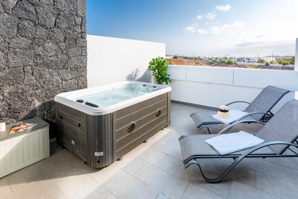 Terraza con jacuzzi en Monterey House, Playa Blanca, Lanzarote