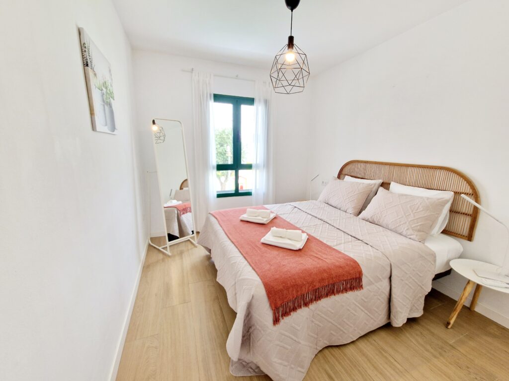 Dormitorio tonos rojos sección alojamiento