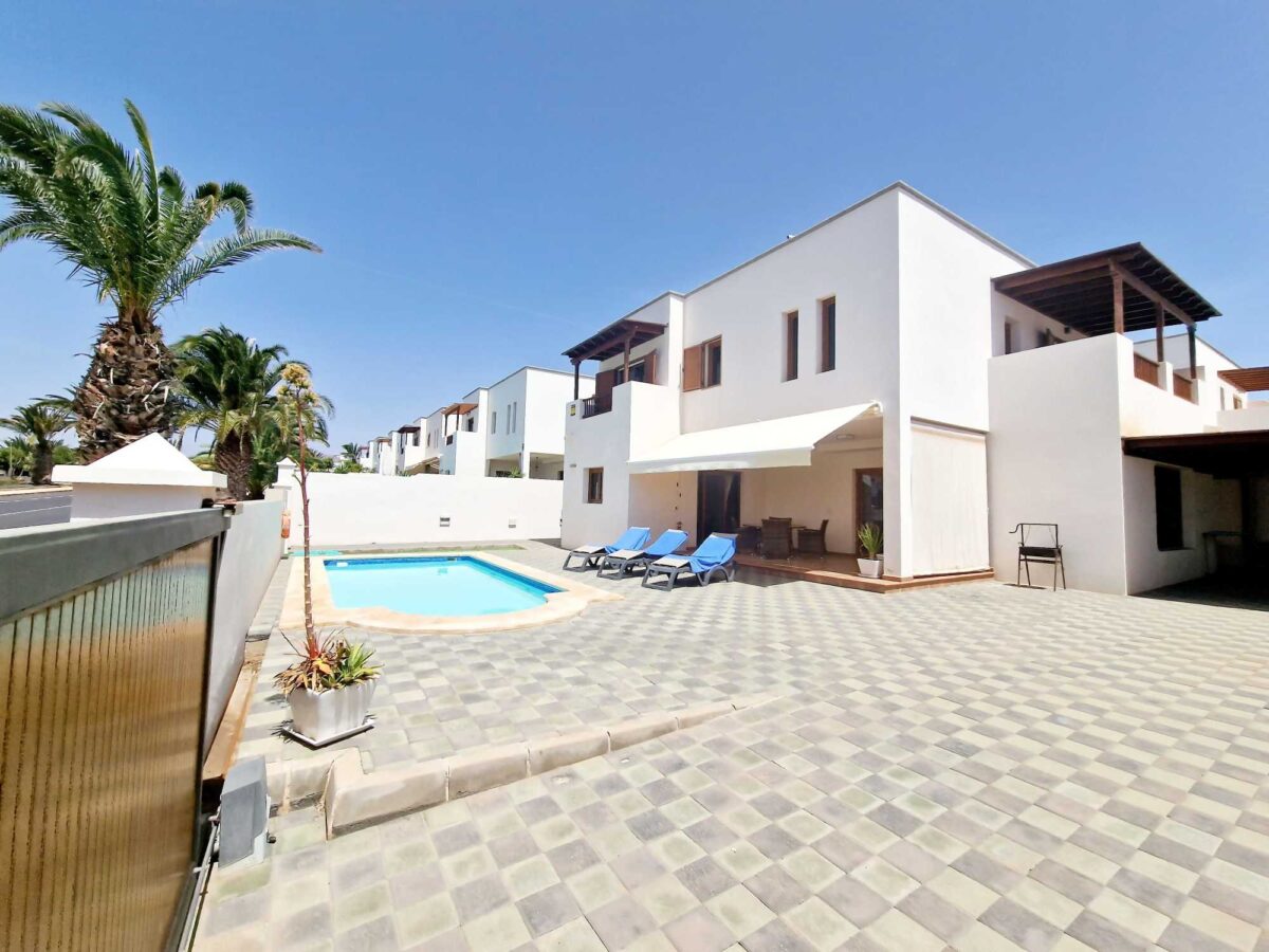 Casa-Daniela-Costa-Teguise-exterior